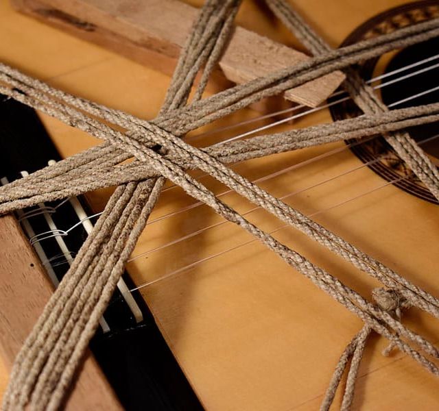 Guitarras Manzanero guitarra amarrada