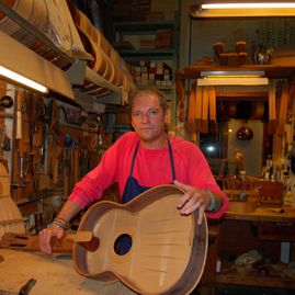 Guitarras Manzanero hombre con guitarra en proceso