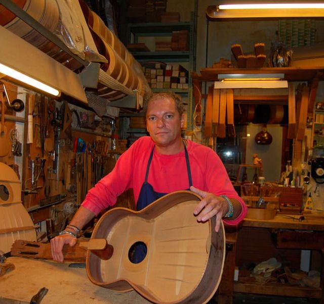 Guitarras Manzanero hombre con guitarra en proceso
