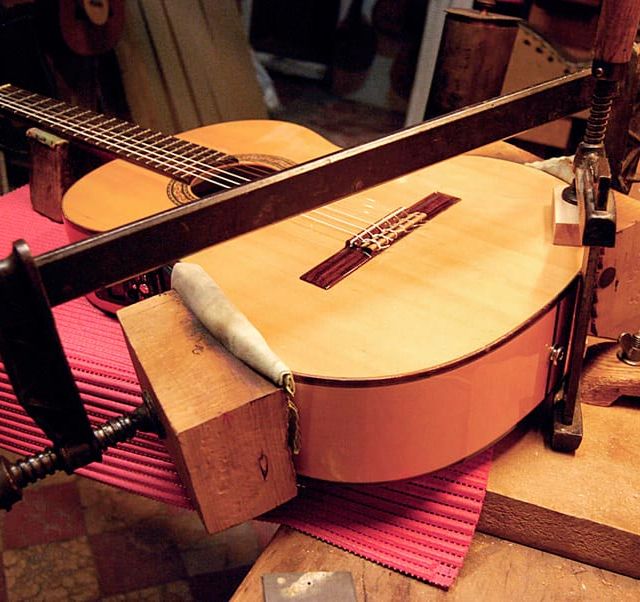 Guitarras Manzanero proceso de reparación de guitarra