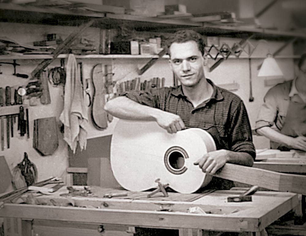 Guitarras Manzanero hombre con guitarra en la mano