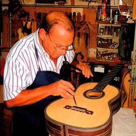 Guitarras Manzanero hombre realizando detalles a guitarra