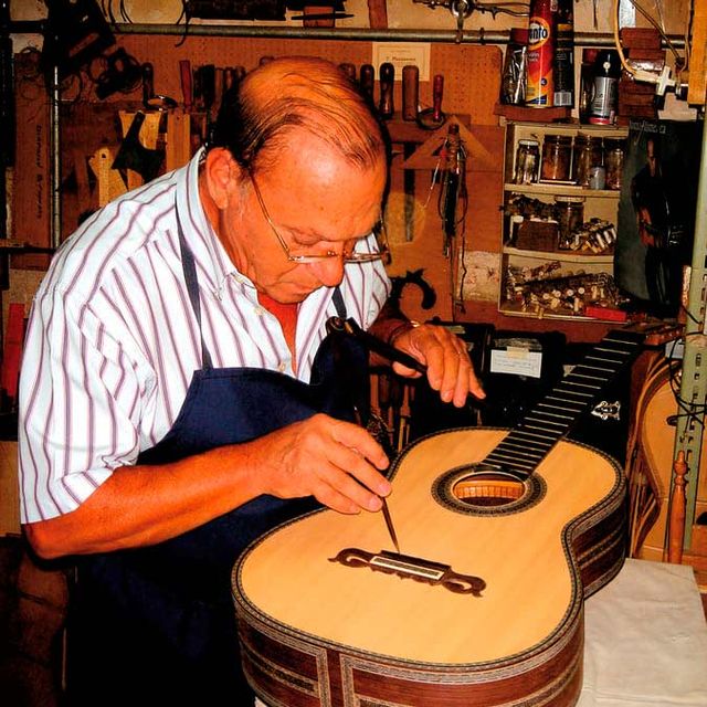 Guitarras Manzanero hombre realizando detalles a guitarra