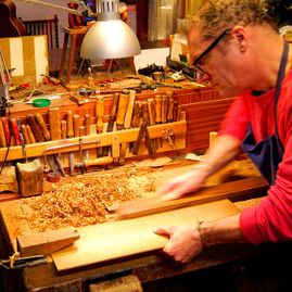 Guitarras Manzanero hombre puliendo madera