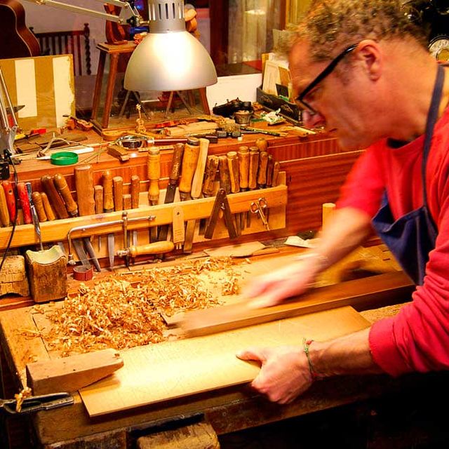 Guitarras Manzanero hombre puliendo madera