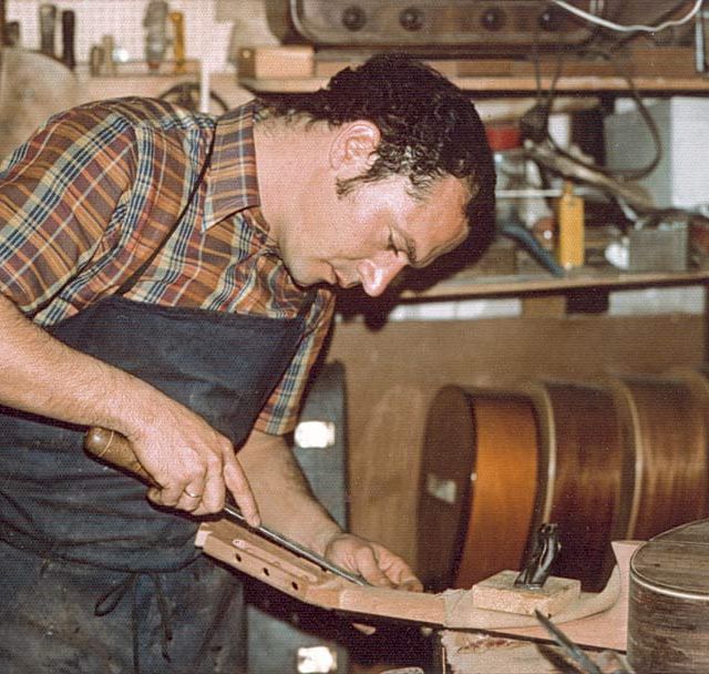Guitarras Manzanero personas en taller