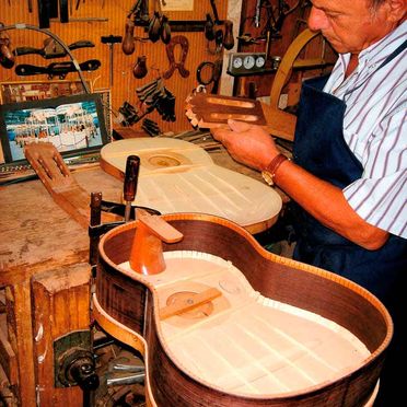 Guitarras Manzanero hombre elaborando guitarra